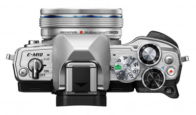 OM-D E-M10 Mark IV + ED 14-42mm F3.5-5.6 EZ Argento — immagine 3