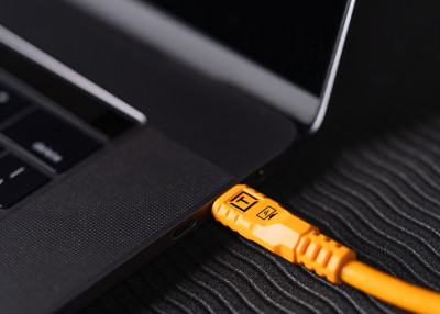 Cavo da USB-C a USB-C angolare destro 9,4m - Arancione ad alta visibilità — immagine 4